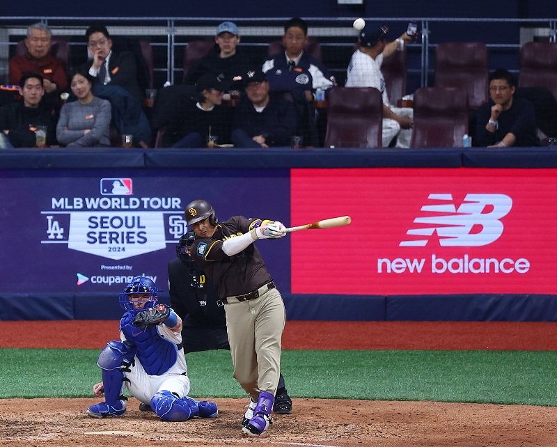 21일 서울 구로구 고척스카이돔에서 열린 2024 미국 메이저리그(MLB) 월드투어 서울시리즈 공식 개막전 샌디에이고 파드리스와 LA 다저스의 2차전 경기, 9회초 무사 1,3루 상황에서 파드리스 마차도가 스리런 홈런을 치고 있다.2024.3.21. (ⓒ뉴스1, 무단 전재-재배포 금지)