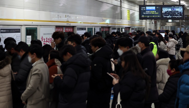 28일 오전 경기 김포시 김포골드라인 구래역에서 출근길에 오른 시민들이 열차를 기다리고 있다. 2023.12.28. (ⓒ뉴스1, 무단 전재-재배포 금지)