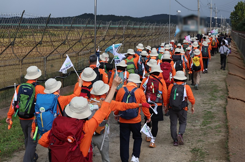 4일 오후 경기 파주시 임진각 평화누리공원에서 DMZ 자유·평화 대장정 참가자들이 출정식을 마치고 민북지역 생태탐방로를 따라 걷고 있다. 2023.10.4. (ⓒ뉴스1, 무단 전재-재배포 금지)