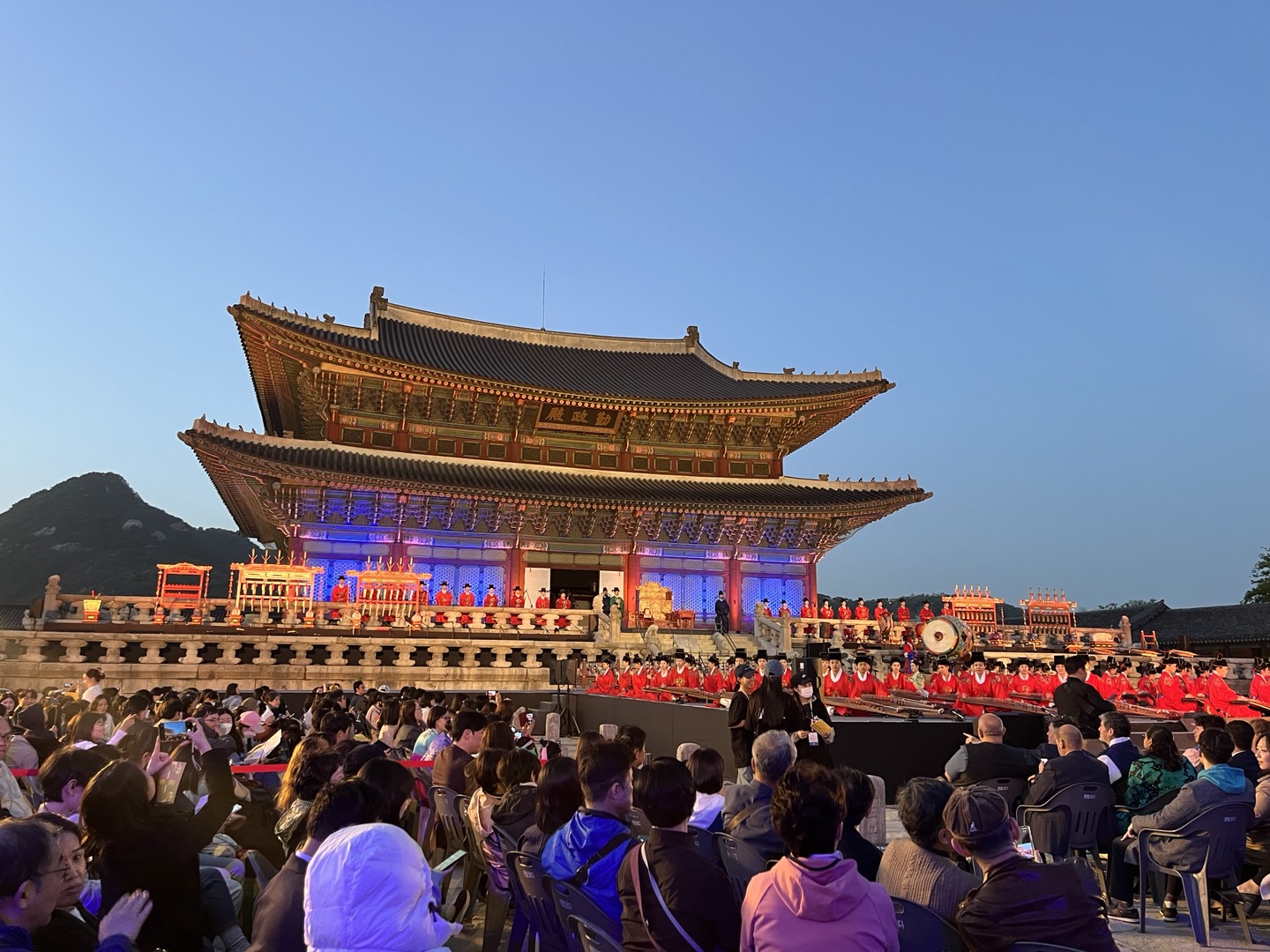 궁중문화축전 개막제를 관람하기 위해 관람객들이 모여있다.