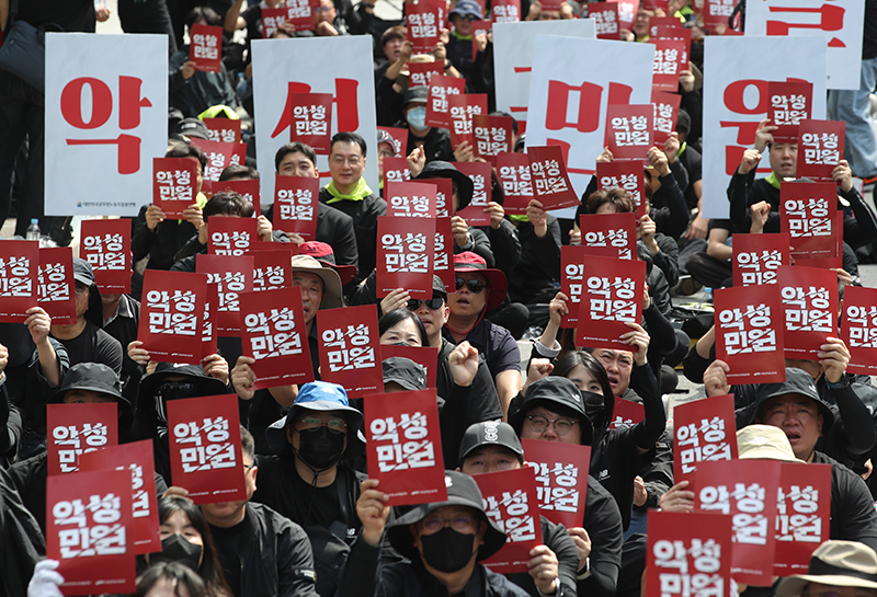 지난 4월 29일 오후 서울 태평로에서 전국공무원노조와 대한민국공무원노조 주최로 열린 ‘악성 민원 희생자 추모 공무원노동자대회’에서 참가자들이 구호를 외치고 있다. (ⓒ뉴스1, 무단 전재-재배포 금지)