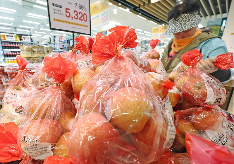 21일 오후 서울의 한 마트를 찾은 시민이 할인된 가격의 사과를 구매하고 있다. 2024.4.21. (ⓒ뉴스1, 무단 전재-재배포 금지)