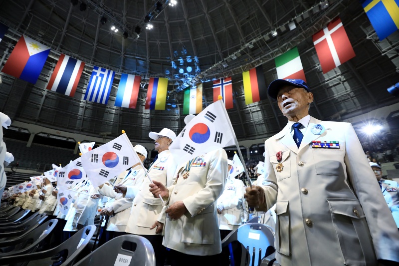 지난해  6월 25일 오전 서울 중구 장충체육관에서 열린 6.25전쟁 제73주년 행사에 영웅의 제복을 갖춰 입은 참전유공자들이 6.25 노래를 제창하고 있다. (ⓒ뉴스1, 무단 전재-재배포 금지)