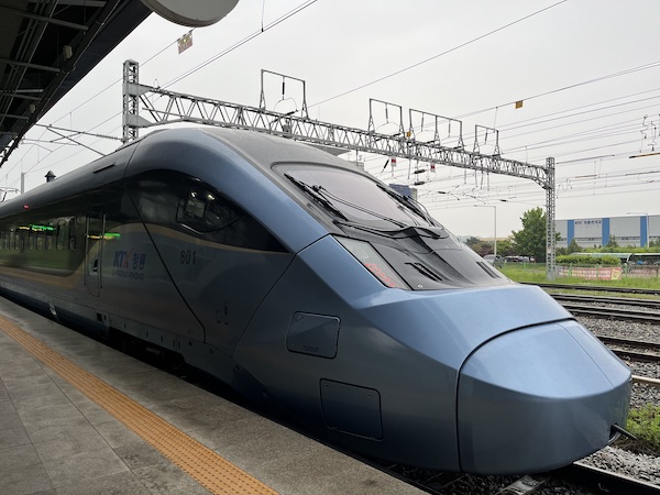KTX-청룡의 외관. 우리나라 기술로 만든 3세대 고속 열차로 현재 운행 중인 열차 중 가장 빠르다.