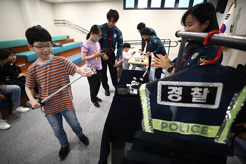 5일 오전 서울 종로구 국립경찰박물관에서 열린 어린이날 기념행사에 참가한 어린이들이 경찰장비 체험을 하고 있다. (ⓒ뉴스1, 무단 전재-재배포 금지)