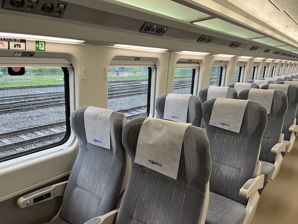 KTX-청룡의 열차 내부 모습. 좌석별 독립창 구조로 개별 창문 이용이 가능하며 좌석 앞뒤 간격이 더 넓어져 쾌적하고 편안하게 이동이 가능한 것을 확인할 수 있다.