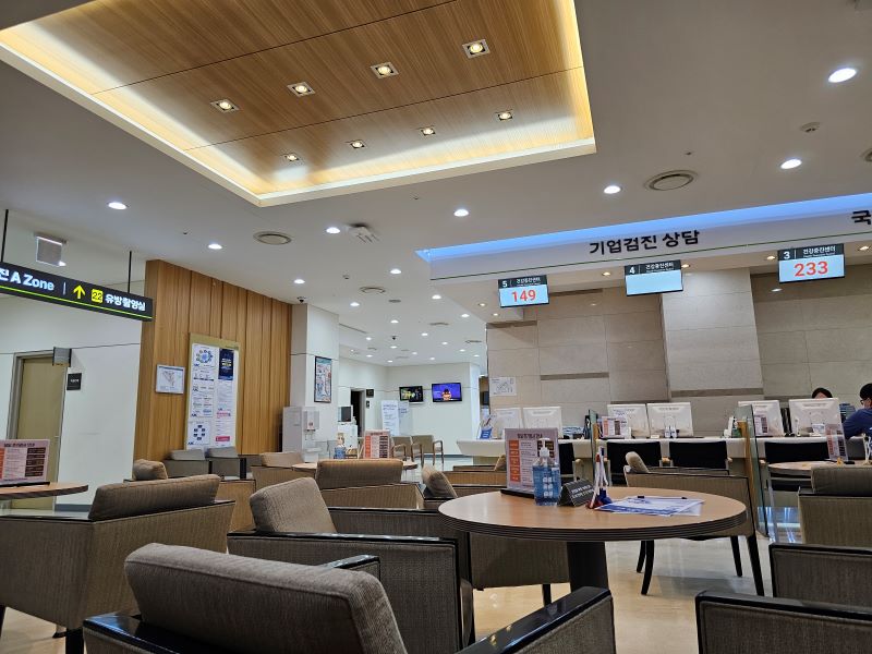 직업병 안심센터는 3차병원과 연계하여 전문적인 치료와 체계적인 분석 및 연구가 가능하도록 운영되고 있다고 한다. 경기 남부 센터의 경우 건강검진센터와 굉장히 인접해있었다.