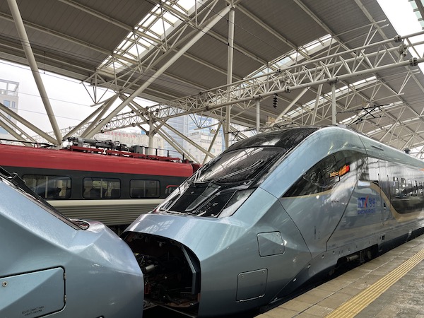 열차 출발 전 정차해있는 KTX-청룡을 담아봤다. 기존 KTX대비 좌석수가 증가했는데, 중련 편성으로 수송승객수가 더욱 늘어났다.