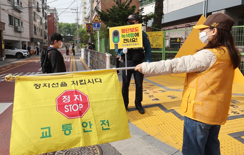 경찰과 교통안전 도우미가 17일 오전 서울 광진구 신자초등학교 앞에서 어린이 등굣길 교통안전 캠페인을 하고 있다. 2024.4.17.(ⓒ뉴스1, 무단 전재-재배포 금지)