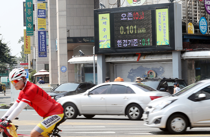 제주시 삼도동의 한 전광판에 오존 농도가 표시되고 있다. (ⓒ뉴스1, 무단 전재-재배포 금지)