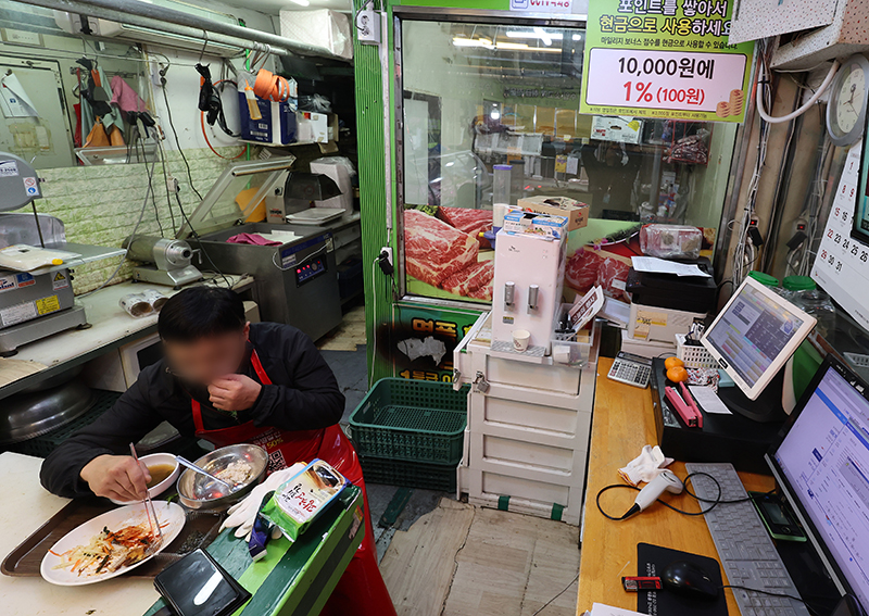 서울 시내 한 재래시장에서 상인이 식사를 하고 있다. (ⓒ뉴스1, 무단 전재-재배포 금지)