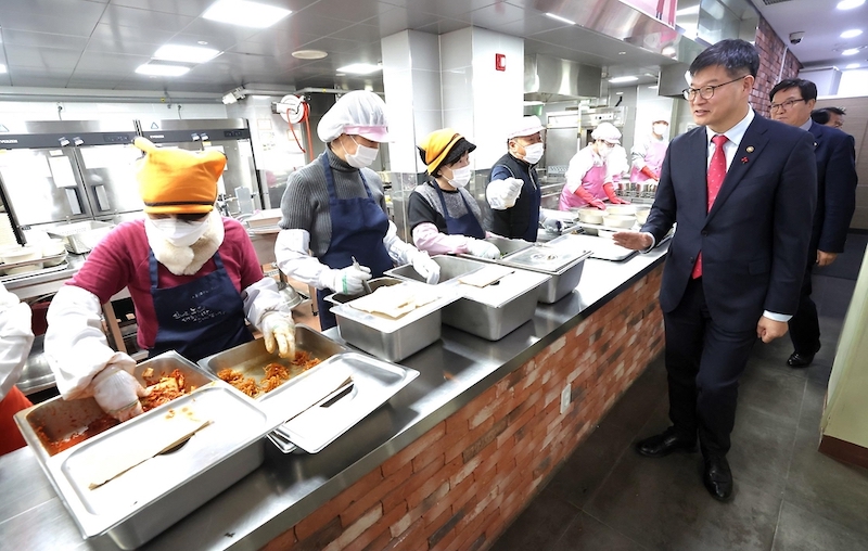 보건복지부에서 노인 생활시설 관리의 일환으로 조리 및 배식 시설을 살펴보고 있다.