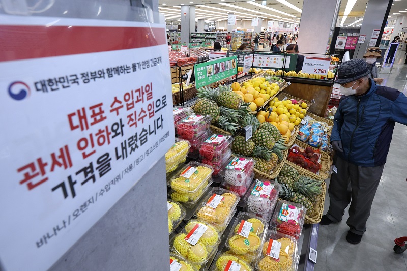 8일 서울의 한 대형마트에서 시민들이 수입 과일을 살펴보고 있다.(ⓒ뉴스1, 무단 전재-재배포 금지)