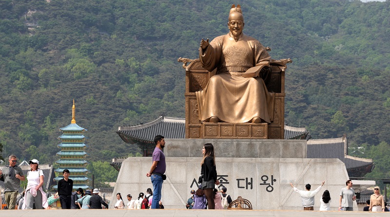 29일 오후 서울 종로구 광화문광장에서 외국인 관광객들이 산책을 하며 여유로운 시간을 보내고 있다. 2024.4.29. (ⓒ뉴스1, 무단 전재-재배포 금지)