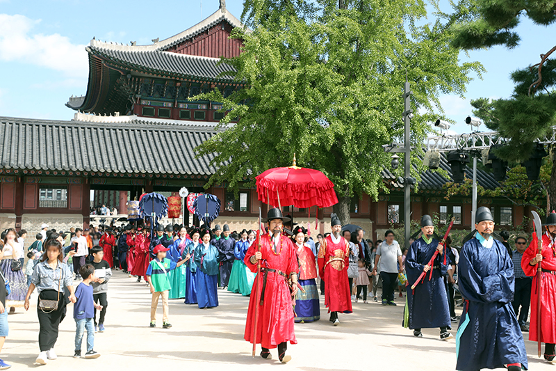 서울 종로구 경복궁에서 ‘왕가의 산책’이 진행되고 있다. ‘왕가의 산책’은 동궁전과 경회루, 근정전 등 경복궁 일원을 산책하는 왕가의 모습을 그대로 재현한 프로그램이다. (ⓒ뉴스1, 무단 전재-재배포 금지)