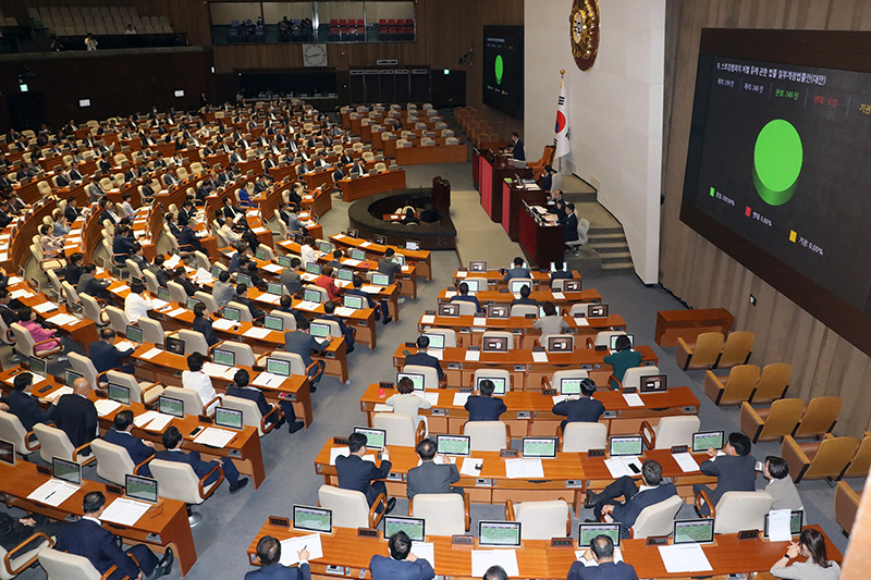 지난해 6월 21일 오후 서울 여의도 국회에서 열린 제407회 국회(임시회) 제6차 본회의에서 스토킹범죄의 처벌 등에 관한 법률 일부개정법률안이 통과 되고 있다. (ⓒ뉴스1, 무단 전재-재배포 금지)