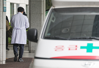 서울의 한 대학병원에서 의료진이 오가고 있다. (ⓒ뉴스1, 무단 전재-재배포 금지)