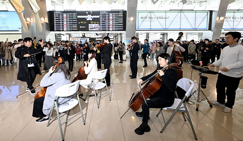 서울 강서구 김포공항 국내선 출발대합실에서의 봄맞이 플래시몹 클래식 공연 (ⓒ뉴스1, 무단 전재-재배포 금지)