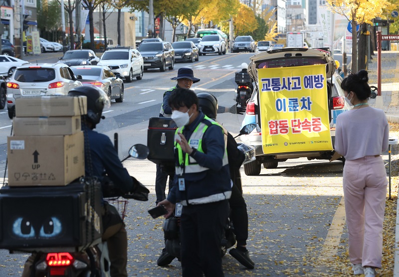 2일 오후 경기 수원시 팔달구의 한 도로에서 팔달구청, 수원남부경찰서, 한국교통안전공단 경기남부본부 관계자들이 불법 이륜자동차 합동 단속을 실시하고 있다. 2023.11.2.(ⓒ뉴스1, 무단 전재-재배포 금지)