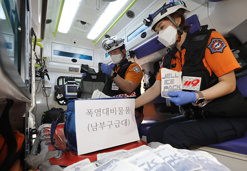 경기도 수원시 권선구 수원남부소방서에서 구급 대원들이 폭염대비물품을 정리하고 있다. (ⓒ뉴스1, 무단 전재-재배포 금지)