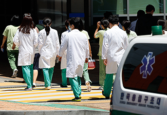 서울 시내 대학병원에서 의료진이 이동하고 있다. (ⓒ뉴스1, 무단 전재-재배포 금지)