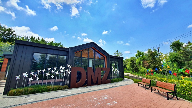 구 통일촌 군막사를 개조한 DMZ 평화의 길 거점 센터 나들라온
