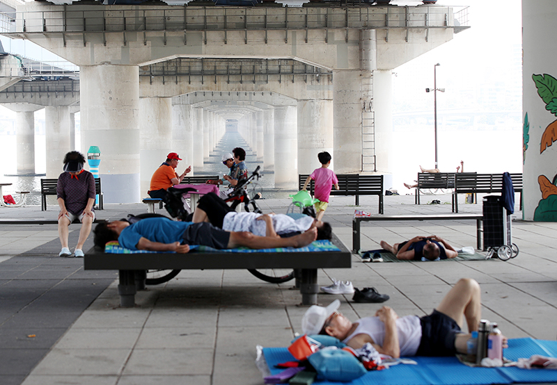 지난해 8월 전국에 폭염특보가 계속되는 가운데 서울 마포대교 아래에서 시민들이 더위를 식히고 있다. (ⓒ뉴스1, 무단 전재-재배포 금지)