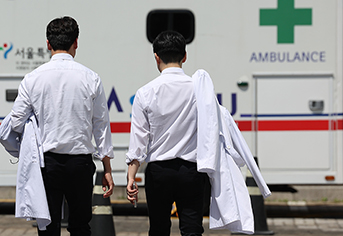 서울 시내의 한 대형병원에서 의료진들이 이동하고 있다. (ⓒ뉴스1, 무단 전재-재배포 금지)