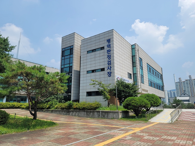 병역판정검사는 특별한 연기사유가 없다면 연 나이 19세에 받는다.