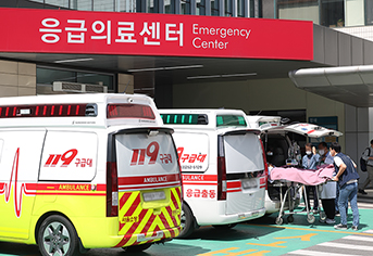 서울 시내 대형병원에서 구급대원들이 환자를 이송하고 있다. (ⓒ뉴스1, 무단 전재-재배포 금지)