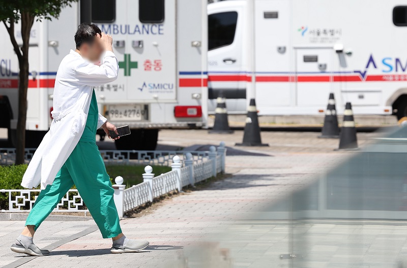 의료계가 제기한 의대증원 집행정지 신청을 법원이 기각·각하하면서 의정갈등이 고조되고 있는 가운데 19일 서울 시내의 한 대형병원에서 의료진이 이동하고 있다. 2024.5.19.(ⓒ뉴스1, 무단 전재-재배포 금지)