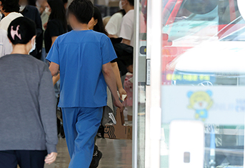 서울의 한 대학병원에서 환자와 의료진이 오가고 있다. (ⓒ뉴스1, 무단 전재-재배포 금지)