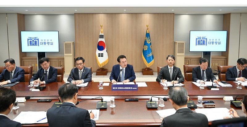 윤석열 대통령이 23일 용산 대통령실 청사에서 열린 제2차 경제이슈점검회의를 주재하며 발언하고 있다. (대통령실 제공)