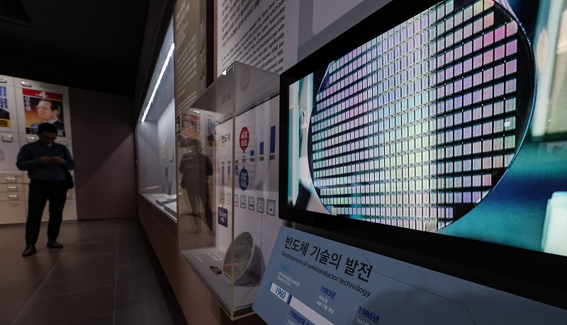 윤석열 대통령이 23일 서울 용산 대통령실에서 열린 제2차 경제이슈점검회의에서 금융, 인프라, 연구·개발과 중소·중견기업 지원하는 26조 원 규모 ‘반도체 산업 종합지원 프로그램’ 을 발표했다. 사진은 23일 서울 종로구 대한민국역사박물관에서 관람객들이 대한민국의 반도체 기술 발전의 역사를 보고 있는 모습. (ⓒ뉴스1, 무단 전재-재배포 금지)