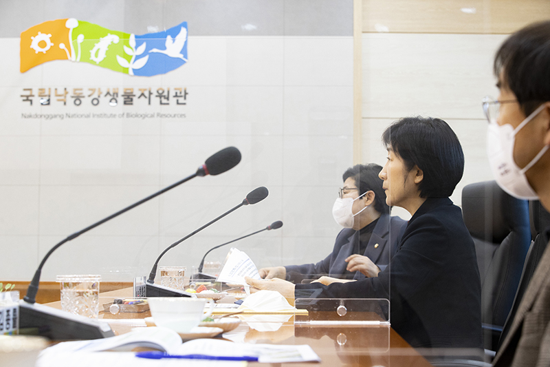 한화진 환경부장관이 경북 상주시 국립낙동강생물자원관을 방문해 기관 현황을 설명 듣고 주요 연구시설을 둘러보고 있다. (ⓒ뉴스1, 무단 전재-재배포 금지)