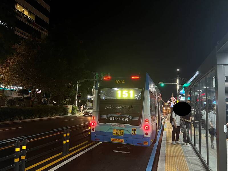 창원시 성산구 은아아파트 (창원시청방면) S-BRT 정류장을 지나가고 있는 창원 시내버스 151번 모습