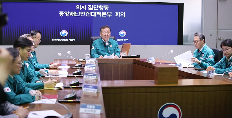 이상민 행정안전부 장관이 24일 서울 종로구 정부서울청사에서 열린 의사집단행동 중앙재난안전대책본부 회의에서 모두발언을 하고 있다. (ⓒ뉴스1, 무단 전재-재배포 금지)