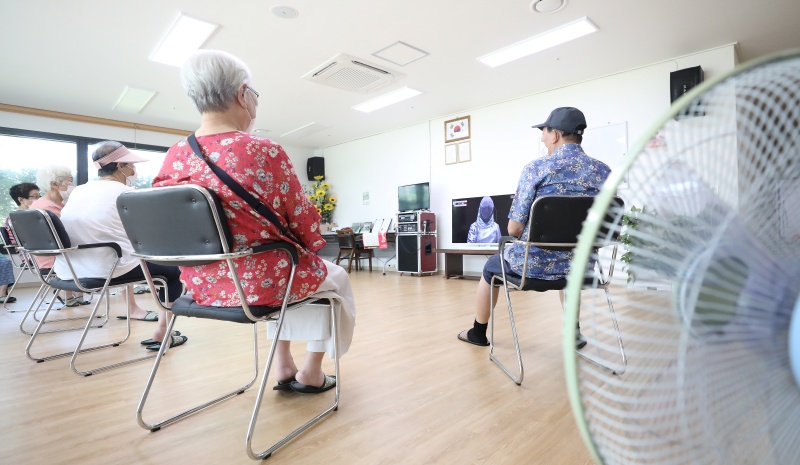 서울 성동구 서울숲리버뷰자이 내 경로당에 마련된 무더위쉼터에서 어르신들이 더위를 피하고 있다.(ⓒ뉴스1, 무단 전재-재배포 금지)