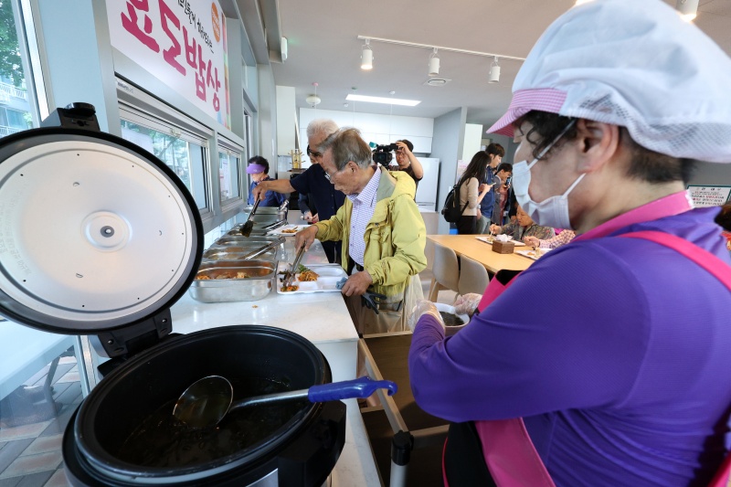서울 마포구 효도밥상경로당에서 열린 주민참여 효도밥상 제공 행사에 참가한 어르신들이 건강검진 후 점심 식사를 배식받고 있다.(ⓒ뉴스1, 무단 전재-재배포 금지)