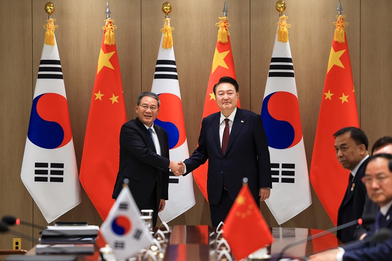 윤석열 대통령이 26일 용산 대통령실 청사에서 열린 한중 양자회담에서 리창 중국 총리와 기념촬영을 하고 있다.(대통령실 제공)