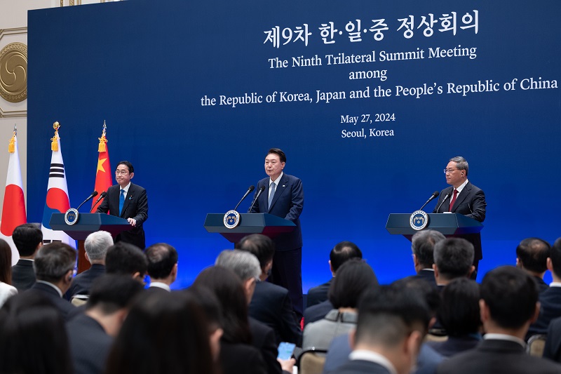 윤석열 대통령과 리창 중국 총리, 기시다 후미오 일본 총리가 27일 청와대 영빈관에서 제9차 한·중·일 정상회의 공동기자회견을 하고 있다. (대통령실 제공)