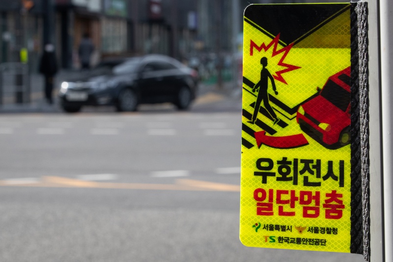 우회전 신호등이 있는 곳에서는 보행자 유무에 상관 없이 일시정지해야 한다.(ⓒ뉴스1, 무단 전재-재배포 금지)