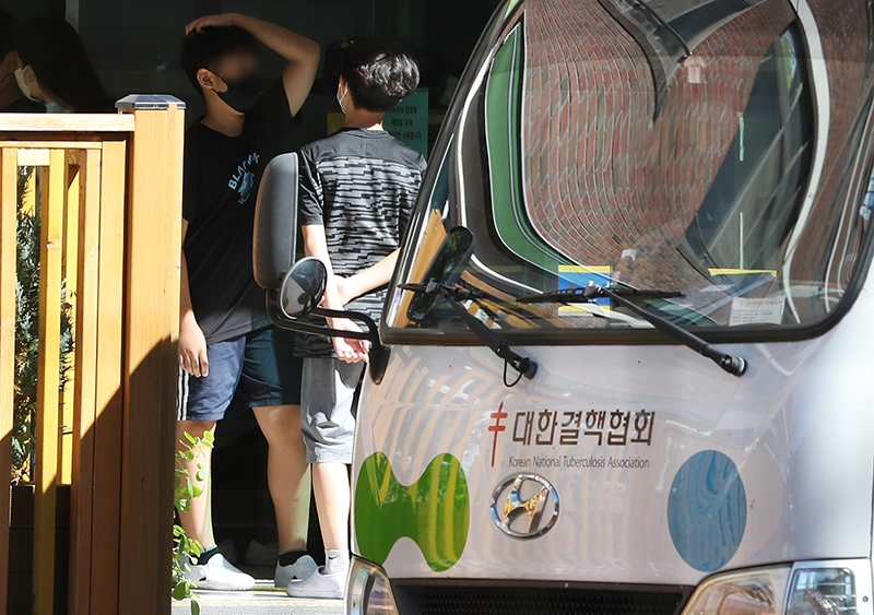 충남 천안의 한 초등학교에서 학생들이 결핵 검사를 위해 이동하고 있다. (ⓒ뉴스1, 무단 전재-재배포 금지)