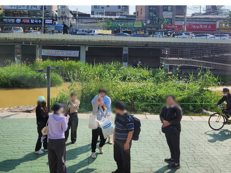 플로깅 프로그램에 참여 중인 청년들.