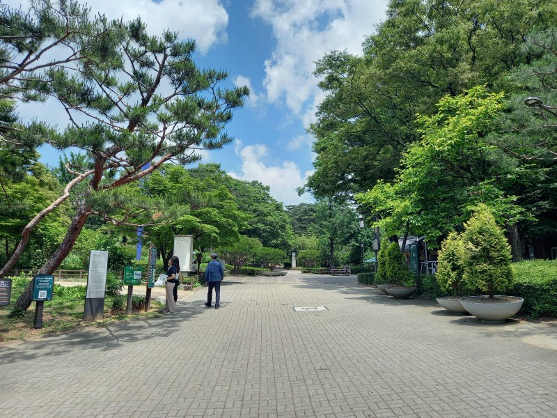 정문을 통과하면 보이는 효창공원 전경