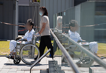 서울 시내 한 대학병원에서 환자와 보호자가 이동하고 있다. (ⓒ뉴스1, 무단 전재-재배포 금지)