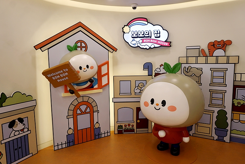 '보보의 집' 로비에 서 있는 보보.