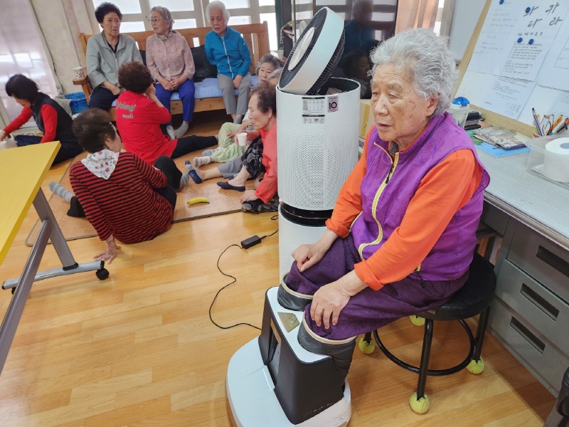 점심식사를 마친 어르신들은 오후에 진행할 프로그램을 기다리면서 대화를 나누고 있다.