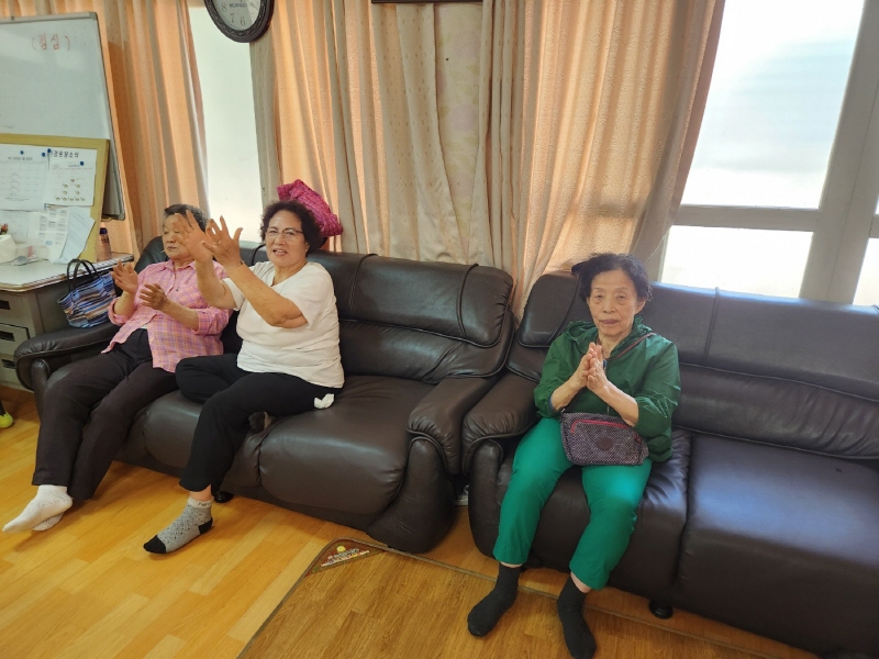 경로당에 모인 어르신들은 서로의 안부를 주고받으면서 점심식사를 기다리고 있다.