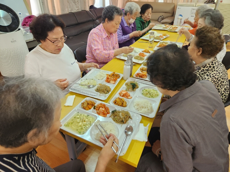 주 5일 점심을 먹는 어르신들은 국, 반찬의 간이 세지 않아서 오히려 건강에 좋다고 했다.